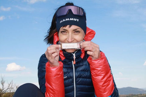« Les barres et le stick au miel m’accompagnent partout, à basse, moyenne, haute et très haute altitude ! Il est pratique, réconfortant et il me permet de ne jamais manquer d’énergie. Du sucre, mais du bon sucre ;-) «